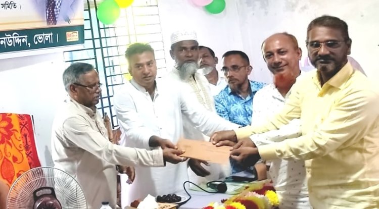 বোরহানউদ্দিনে মৃত এবং অবসরপ্রাপ্ত শিক্ষক পরিবারকে অনুদান