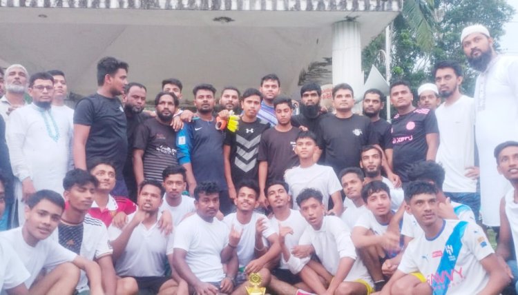 লালমোহনে বিবাহিত বনাম অবিবাহিতদের প্রীতি ফুটবল ম্যাচে জয়ী যারা