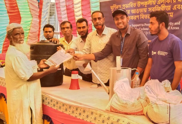বোরহানউদ্দিনে প্রান্তিক কৃষকদের মাঝে কৃষি উপকরণ বিতরণ