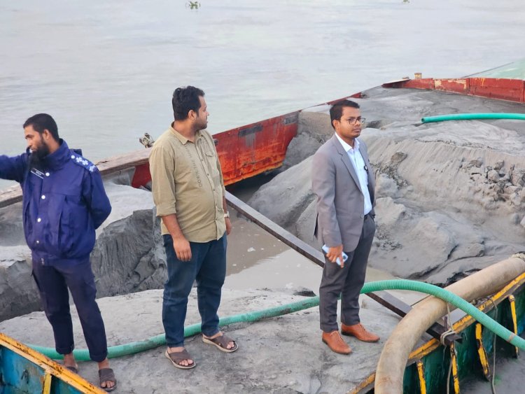 বোরহানউদ্দিনে অবৈধভাবে বালু উত্তোলনের দায়ে যুবক আটক, ড্রেজার ও বলগেট জব্দ  