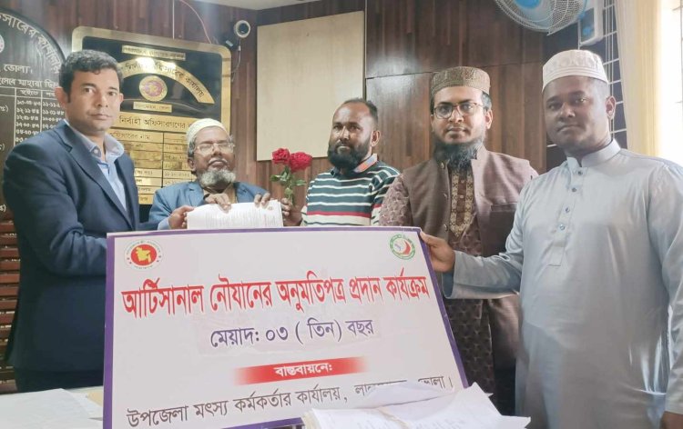 লালমোহনে নৌযানের অনুমতিপত্র বিতরণ কার্যক্রমের উদ্বোধন