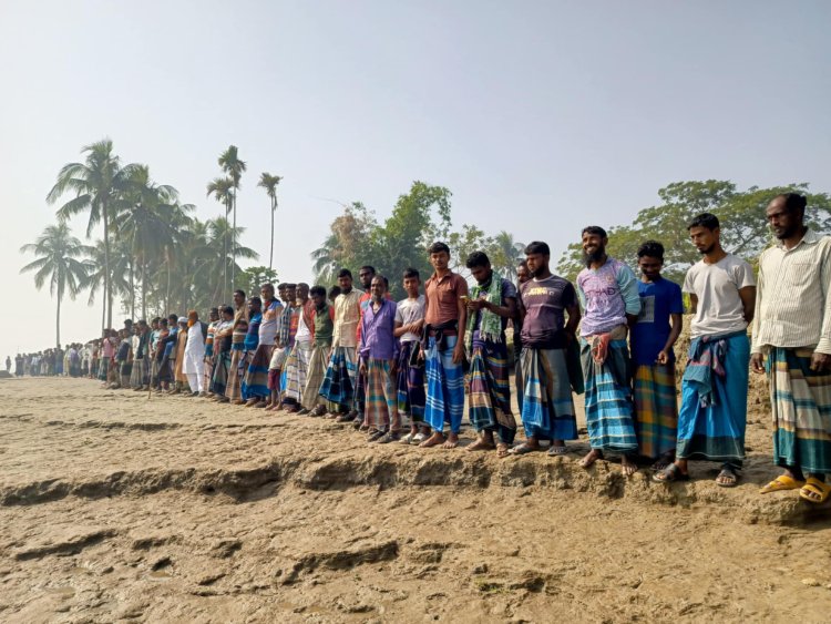 ভোলার রামদাসপুরকে রক্ষা করতে এলাকাবাসীর মানববন্ধন