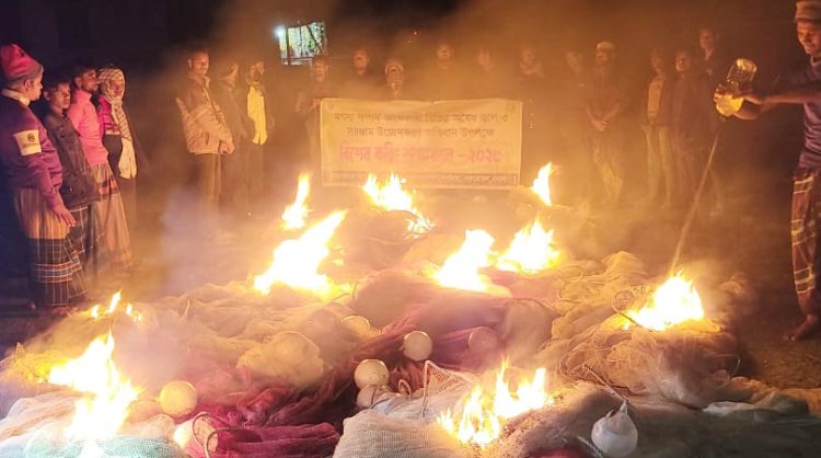 লালমোহনে ১০ লাখ টাকার অবৈধ জাল আগুনে পুড়িয়ে ধ্বংস
