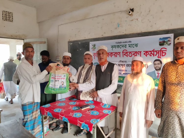 ব্যারিস্টার মোঃ আব্দুর রাহমান খোকার পক্ষ থেকে লালমোহনে কৃষি উপকরণ বিতরণ