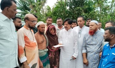 লালমোহনে ঘূর্ণিঝড়ে ক্ষতিগ্রস্থদের মাঝে মেজর হাফিজের আর্থিক সহায়তা