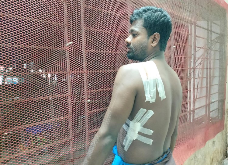 লালমোহনে মরিচের গুঁড়া ছিটিয়ে যুবককে কুপিয়ে জখম